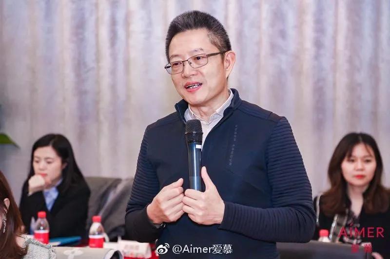 那个卖女性内衣的老头，豪赌IPO