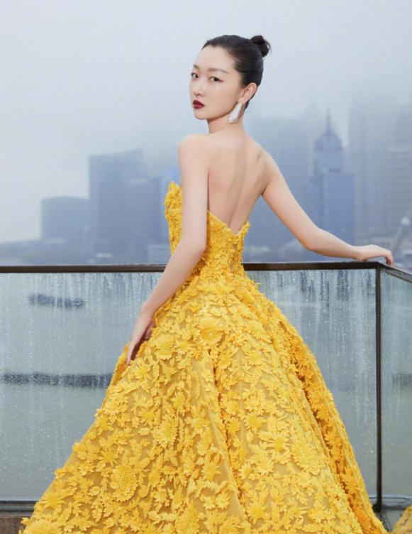 周冬雨秀小蛮腰,周冬雨红毯造型黑色抹胸