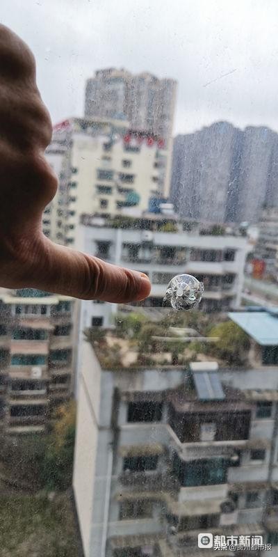 小区玻璃被枪打,玻璃房被枪击