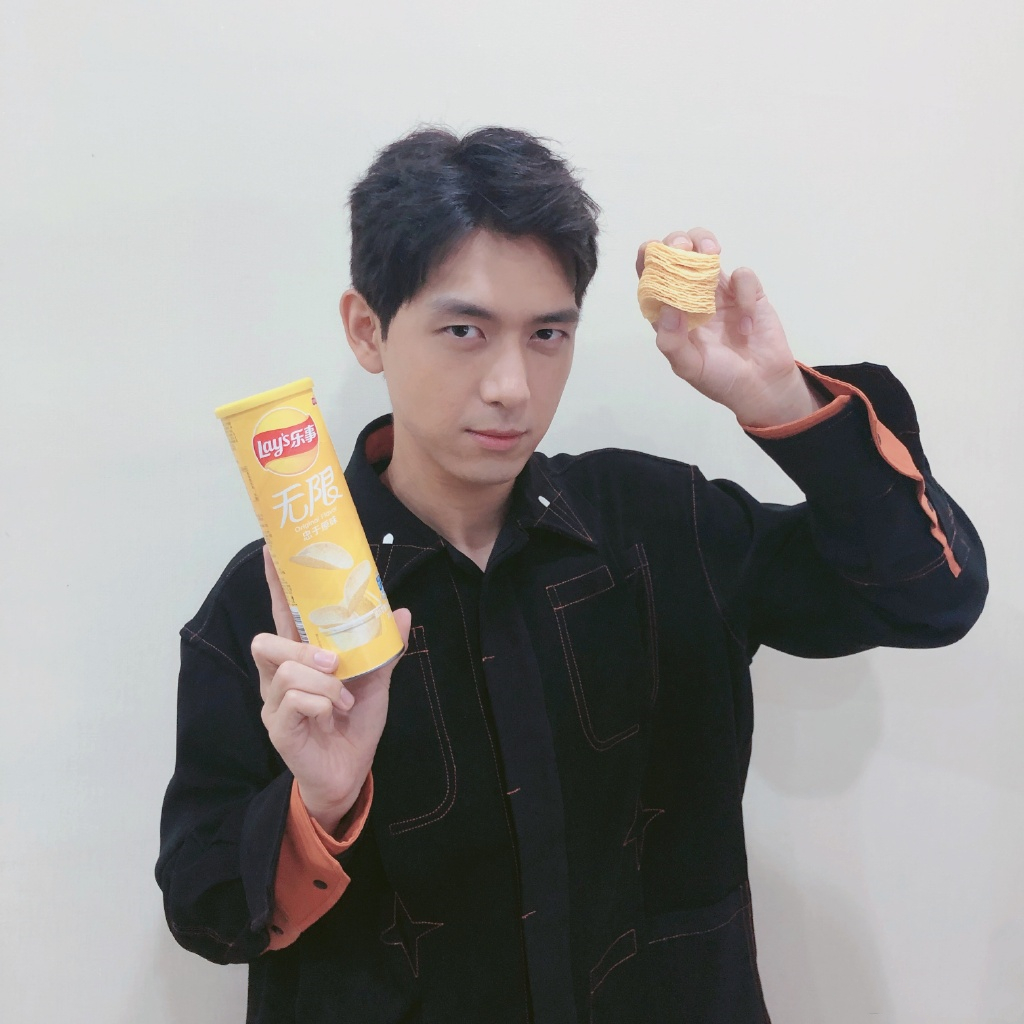 杨紫王源吃薯片,杨紫李现张一山挑战吃薯片视频