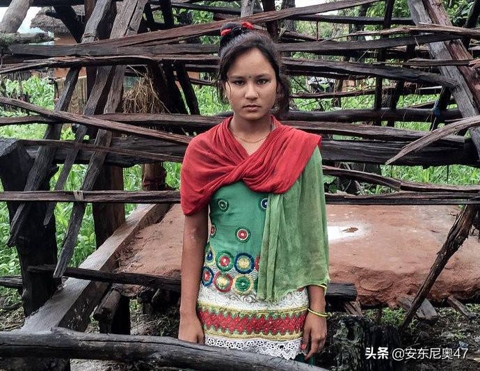 尼泊尔“月经小屋”，女孩生理期用牛粪？印度陋习让人愤慨