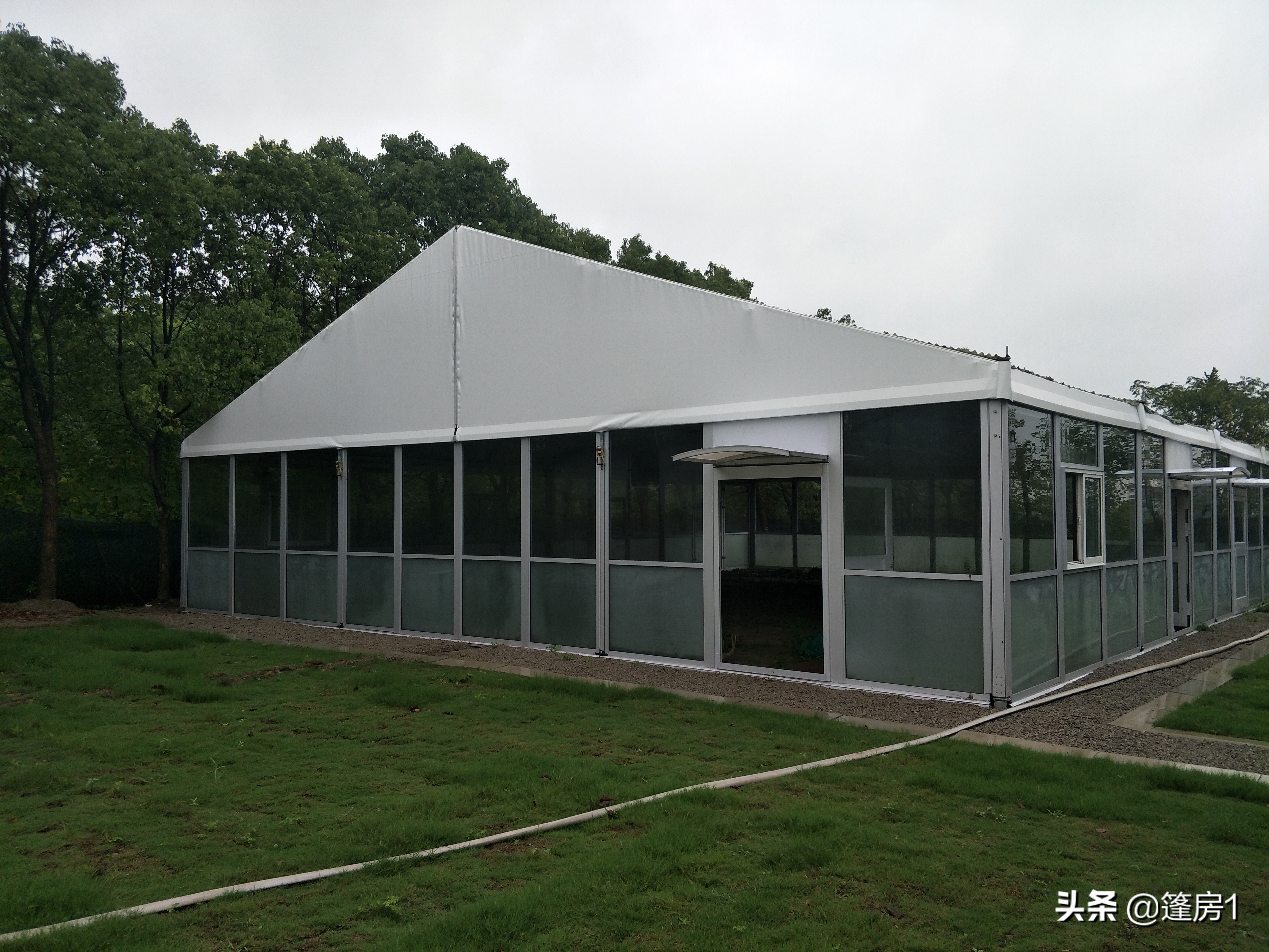 上海出现了这种篷房建筑,比钢结构漂亮,比集装箱灵活