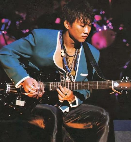 黄家驹年轻时的情史,黄家驹当年的爱情故事