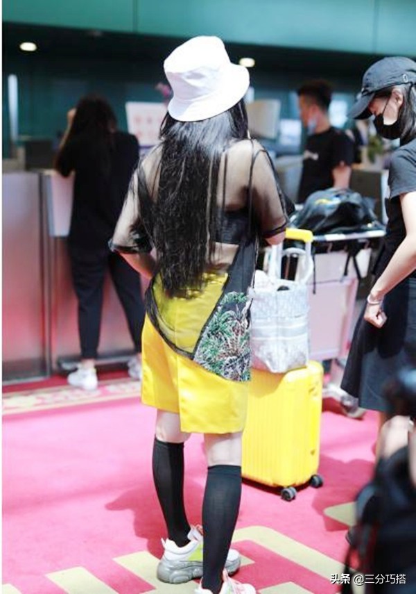 钟丽缇扮嫩扮出新高度,钟丽缇敢这样穿展示身材高贵优雅