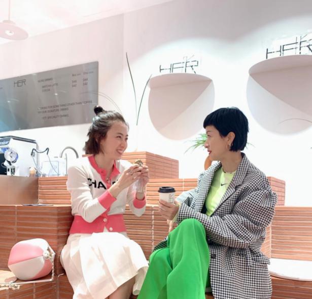 香港女首富甘比黑裙出席典礼,香港女首富甘比的成功