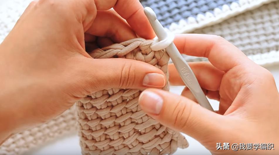 十一与其出门人挤人，不如在家看电视钩包包，一款拼色手提袋教程