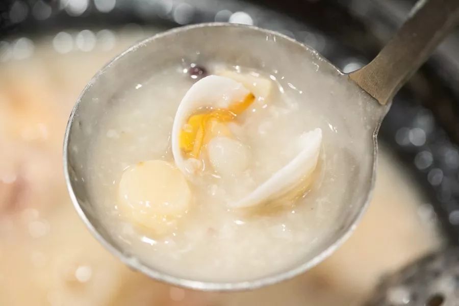 这家噗噗噗的粥底火锅店，稳就一个字