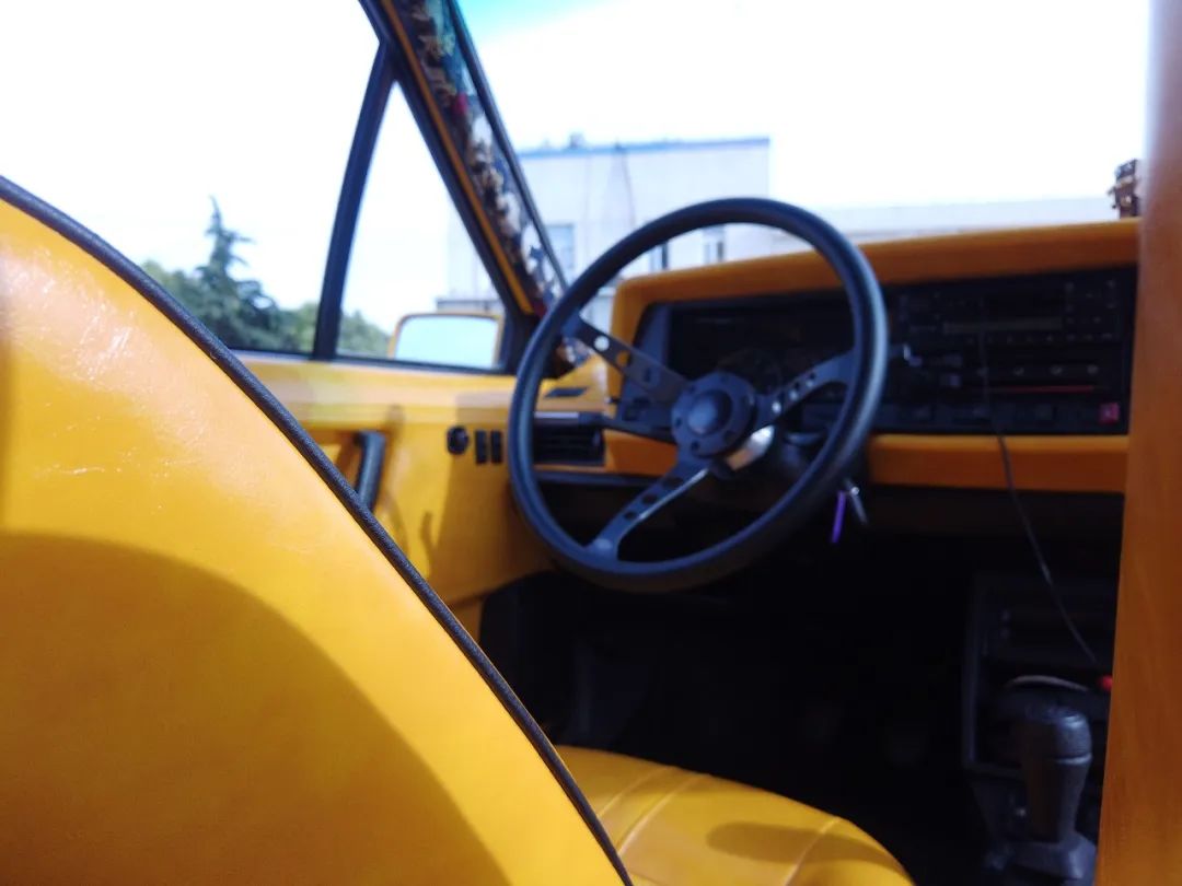 同时拥有好几辆摩托车,同时有多辆越野车