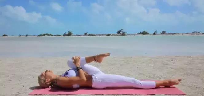 经期趴着有利于排经血,经期趴床上缓解疼痛吗