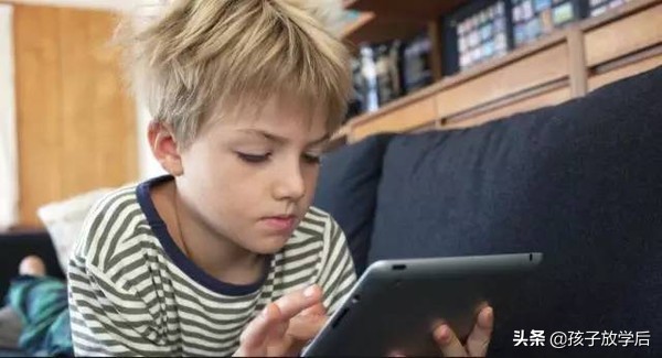 孩子总是玩手机，说不听、打不改？首先做到这2点，事半功倍