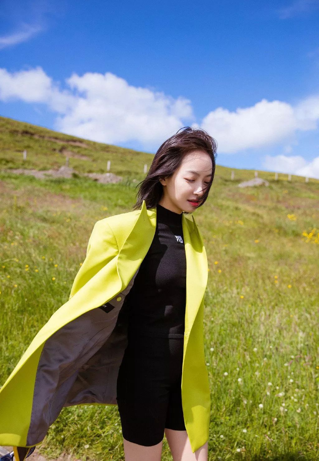 宋茜你为什么还单身？爱尔兰旅行一身芥末绿西装还露腿明媚美好