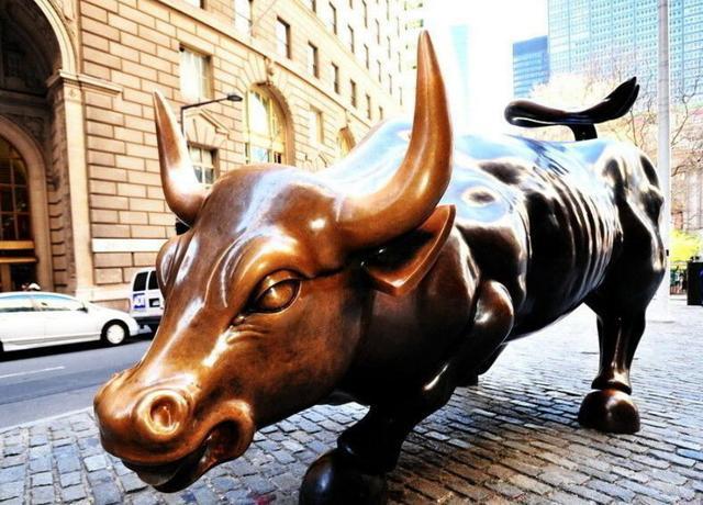 美国华尔街一雕像：超受女游客欢迎，合照时雕像被摸到发光！