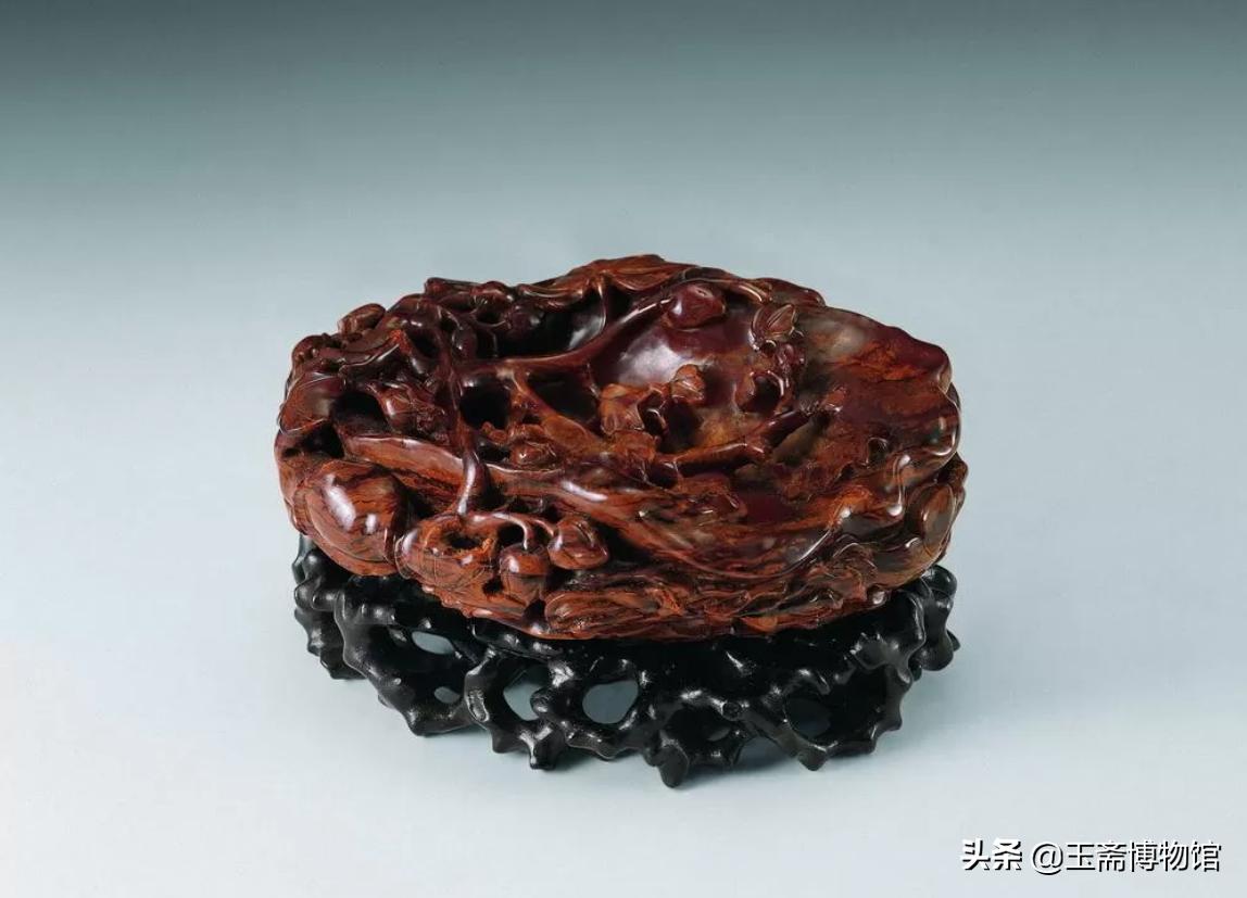 清乾隆时期琥珀蜜蜡雕刻摆件 (乾隆时期的琥珀鼻烟壶价值多少钱)