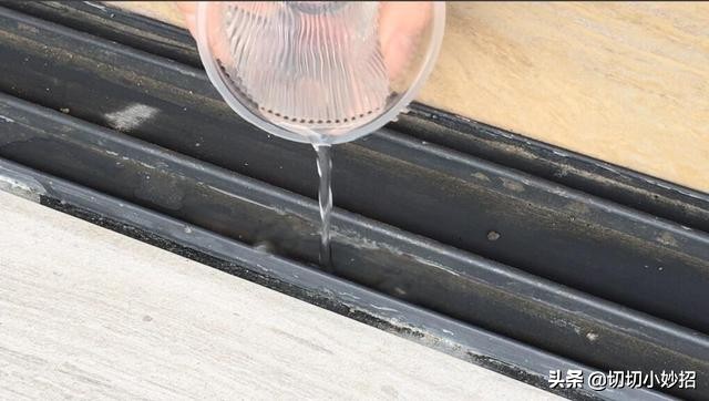 窗户怎样擦都不干净一条条痕迹,窗户缝隙死角怎么擦干净