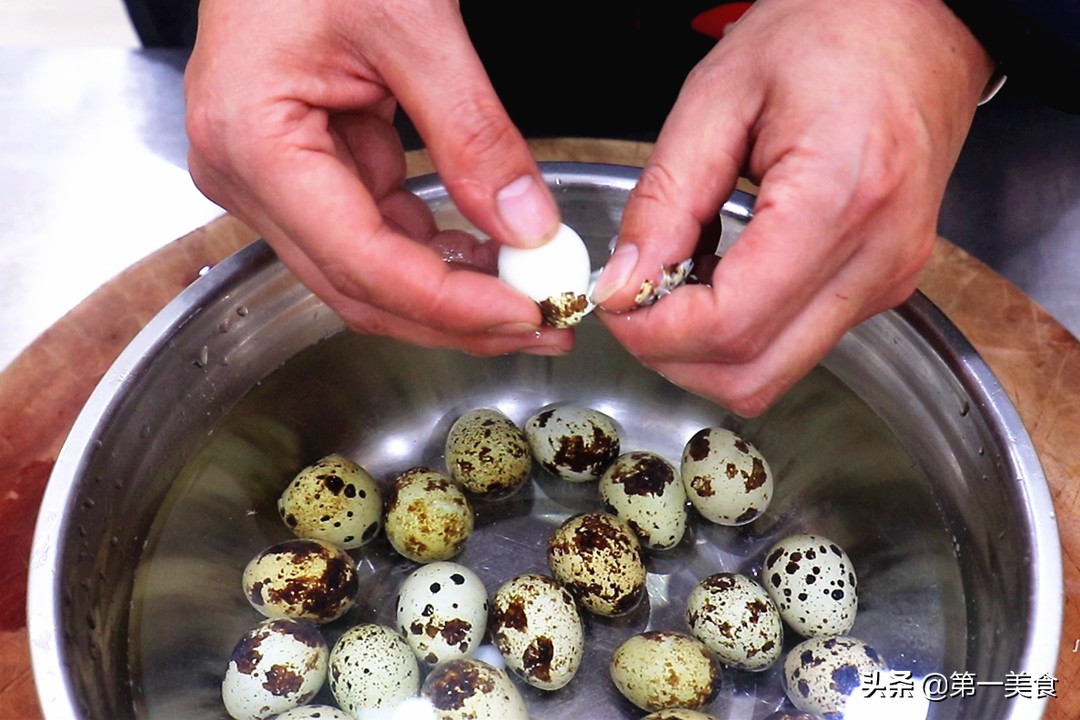 怎么剥鹌鹑蛋又快又好看,剥鹌鹑蛋的小窍门