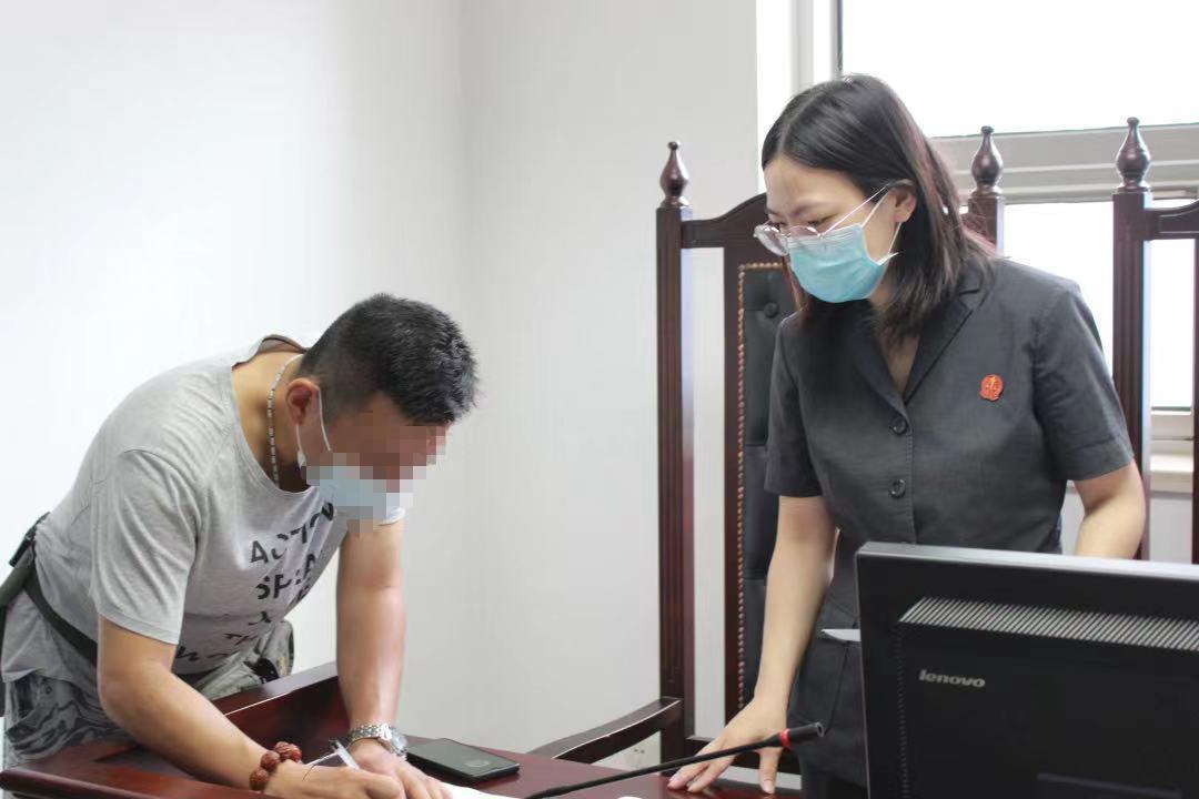 刚宣读完处罚决定，影院老板立即支付全部案款并写下*过书悔**