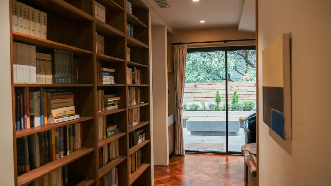 住在上海闹市400平的房子里，花开不败，开窗见池塘，太羡慕了