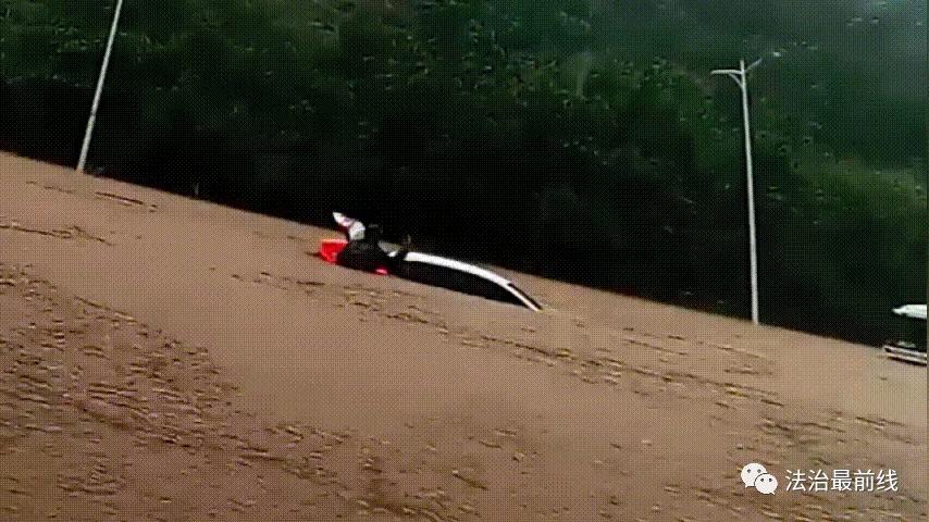 2人驾车涉水遇难涉水自救有诀窍,车辆涉水后人员该如何自救逃生