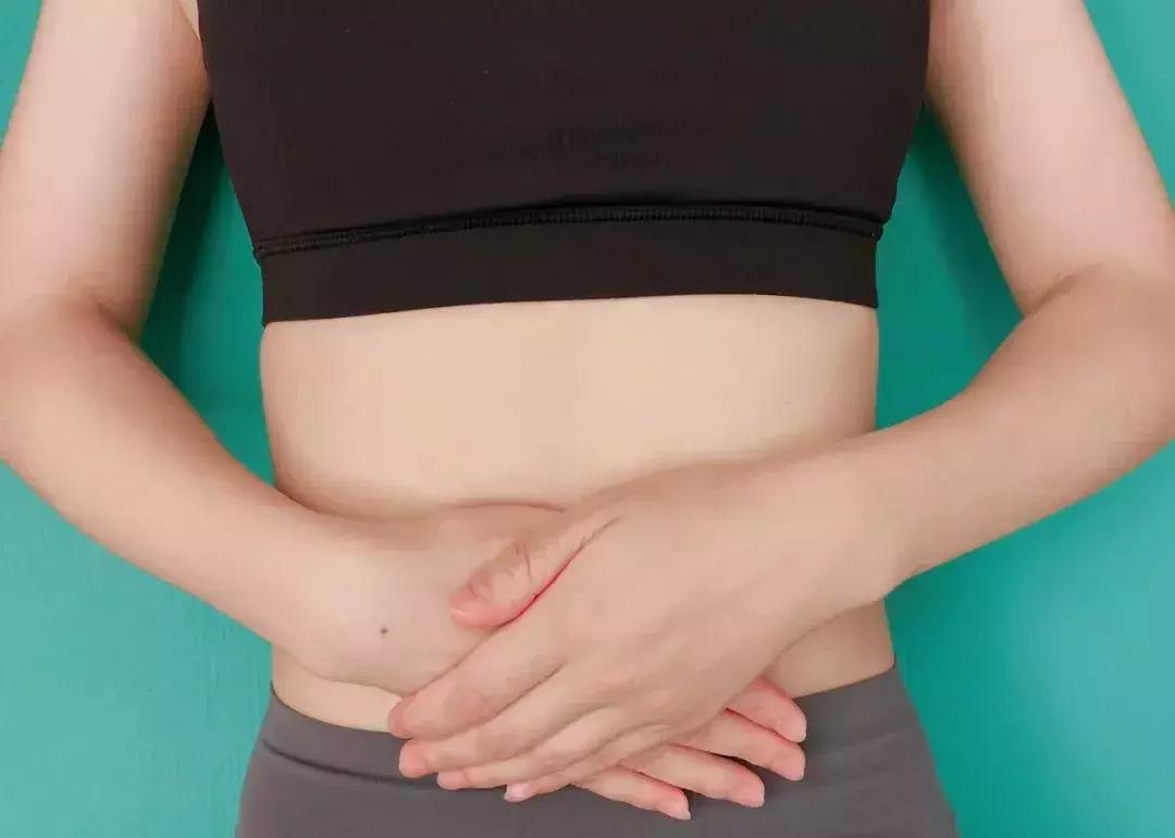 肚子里面有股气绞痛怎么排出,肚子里有气咕噜咕噜响憋闷