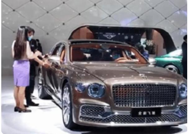 男子打扮邋遢逛车展，宾利销售殷勤服务，“看鞋就知是大客户”