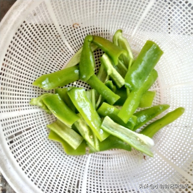 鱿鱼跟墨鱼怎么炒比较好吃,菜椒炒墨鱼怎么炒不要青椒