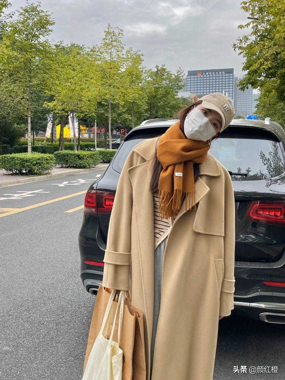 驼色长款大衣冬天怎么搭有女人味,冬季驼色大衣怎么搭配显年轻