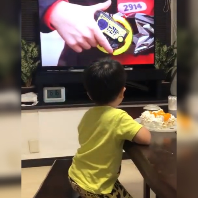 “超贴心奶爸”送给三岁儿子的生日礼物，孩子转头的表情暖化了