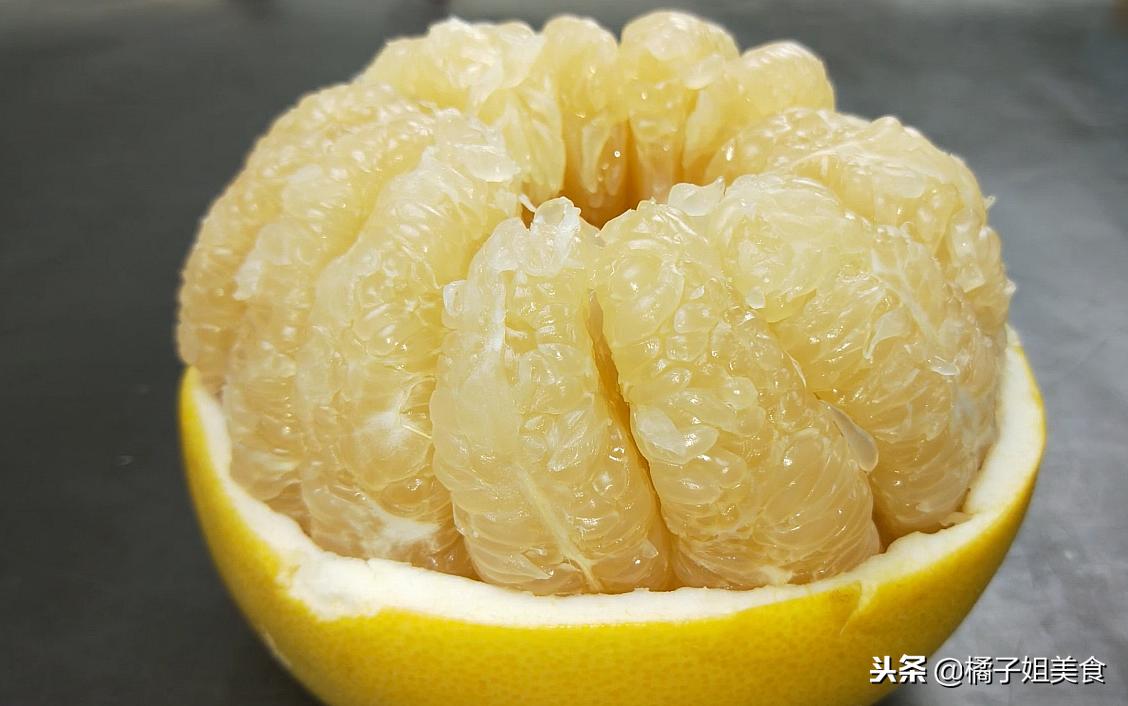 怎样剥柚子又好看又好吃,柚子待客怎么切
