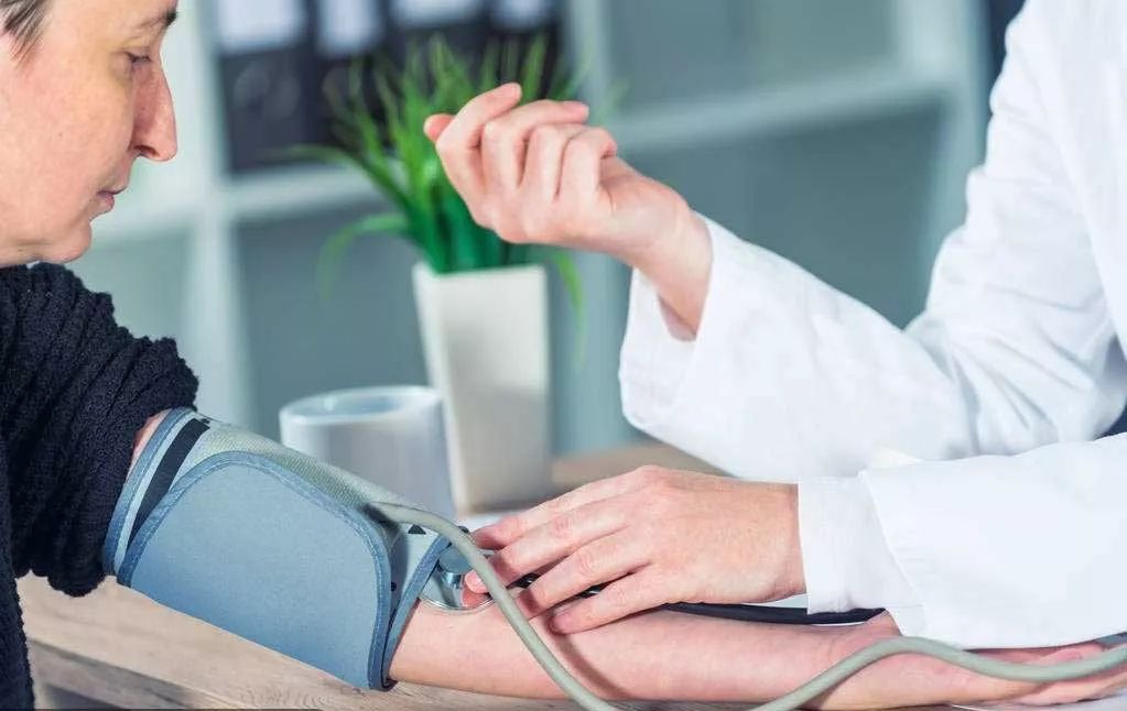 老年人高压159低压82用吃降压药吗,老年人血压高压150低压80正常吗