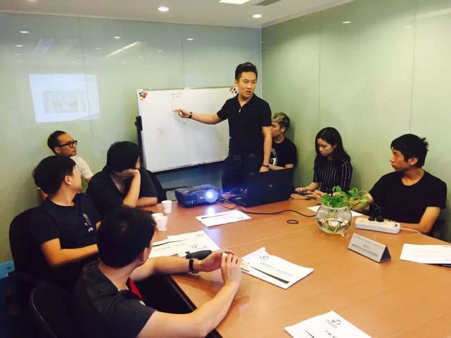 结婚发请柬时该给哪些人发,给人发结婚请柬怎么说合适