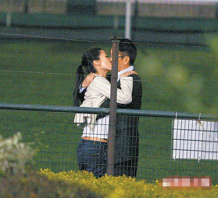 何超琼的传奇人生,何超琼的智慧与超凡的能力