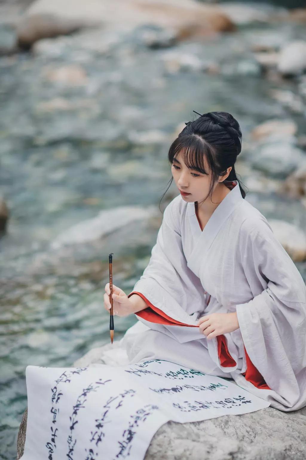 诗经月出的赏析,诗经赏析