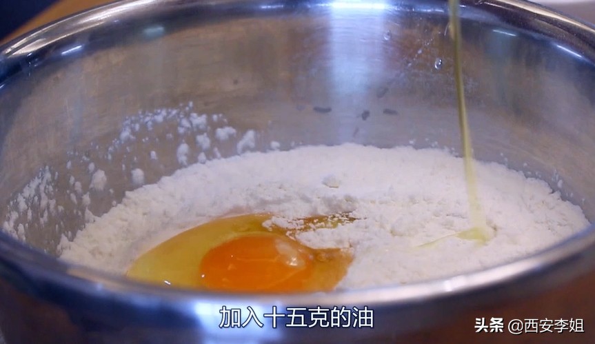 快速家庭炸油条的做法和配方,李姐油条的制作方法视频