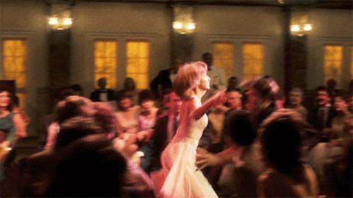 都是鹰钩鼻大美女，都爱过同一些男人，她俩的路怎么就不一样呢？