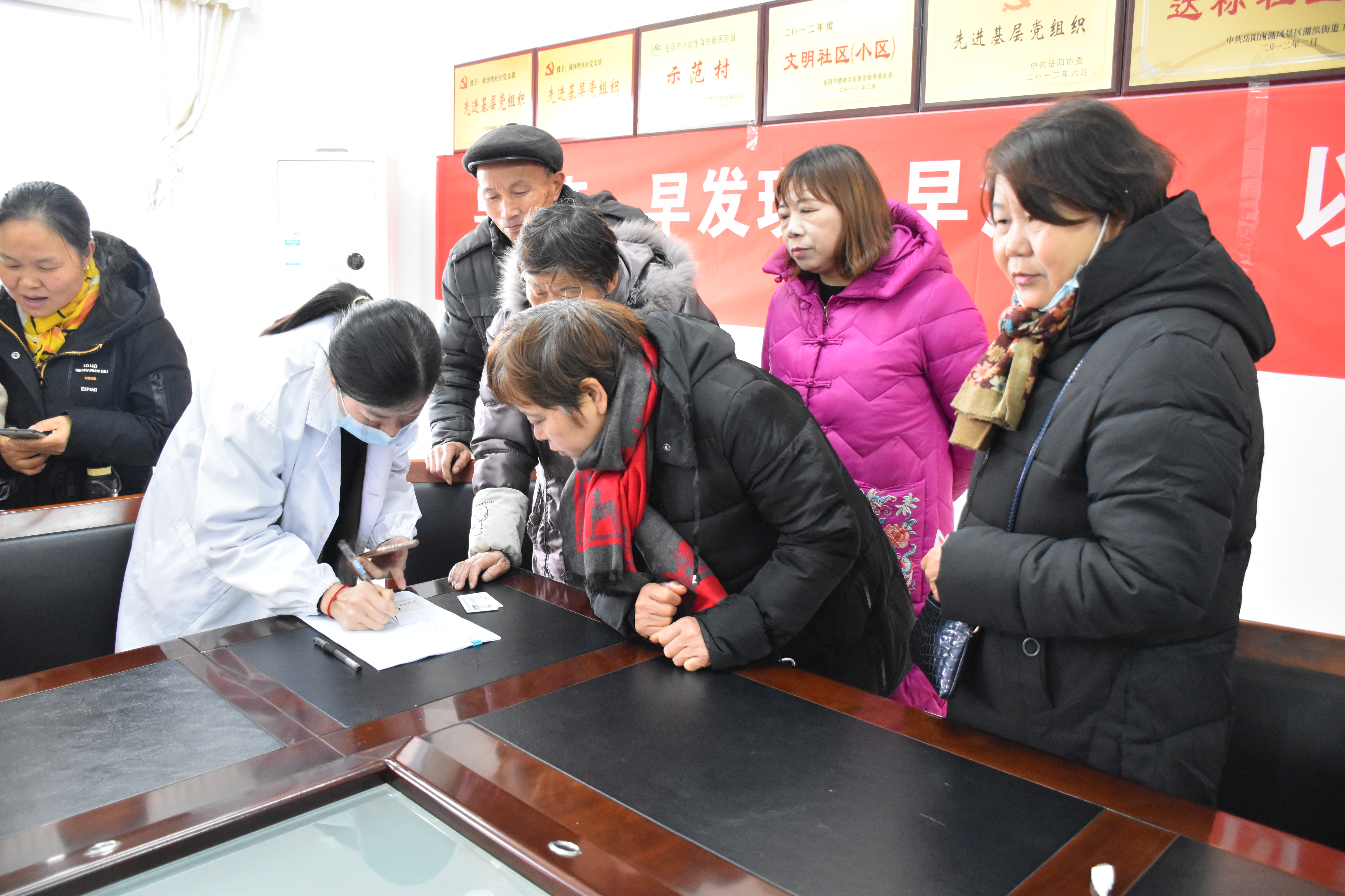 岳阳黄沙湾居民好惬意！血吸虫病免费检查送到家门口