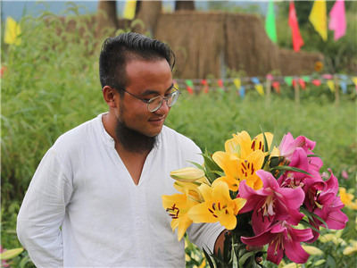 农村小伙回家创业种葡萄,农村小伙回家创业种甘蔗