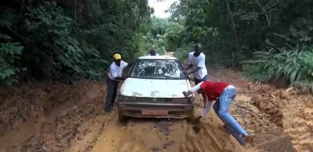 喀麦隆玩命出租车，一辆车坐17人，中国自行车也在非洲遍地开花