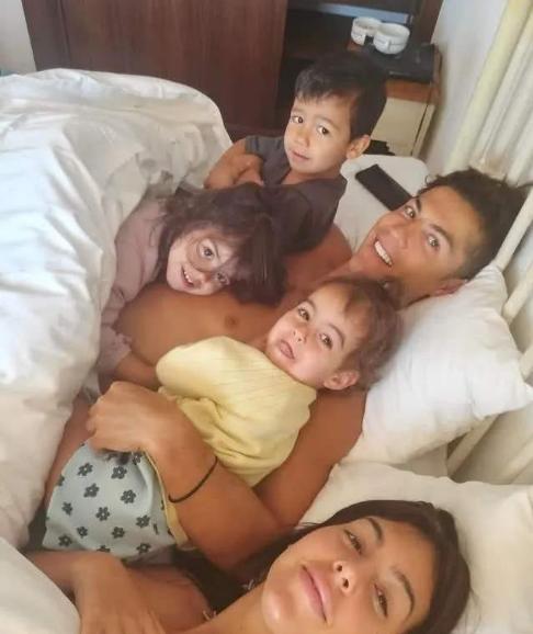 c罗在家穿的白色衣服,c罗在家里生活