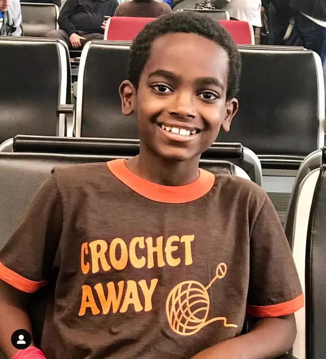 19万人看男生玩编织?从非洲弃婴到全美偶像,11岁男孩用6年逆袭人生...