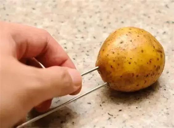 土豆在裤子上涂一下，解决了家家户户的大难题，太实用了