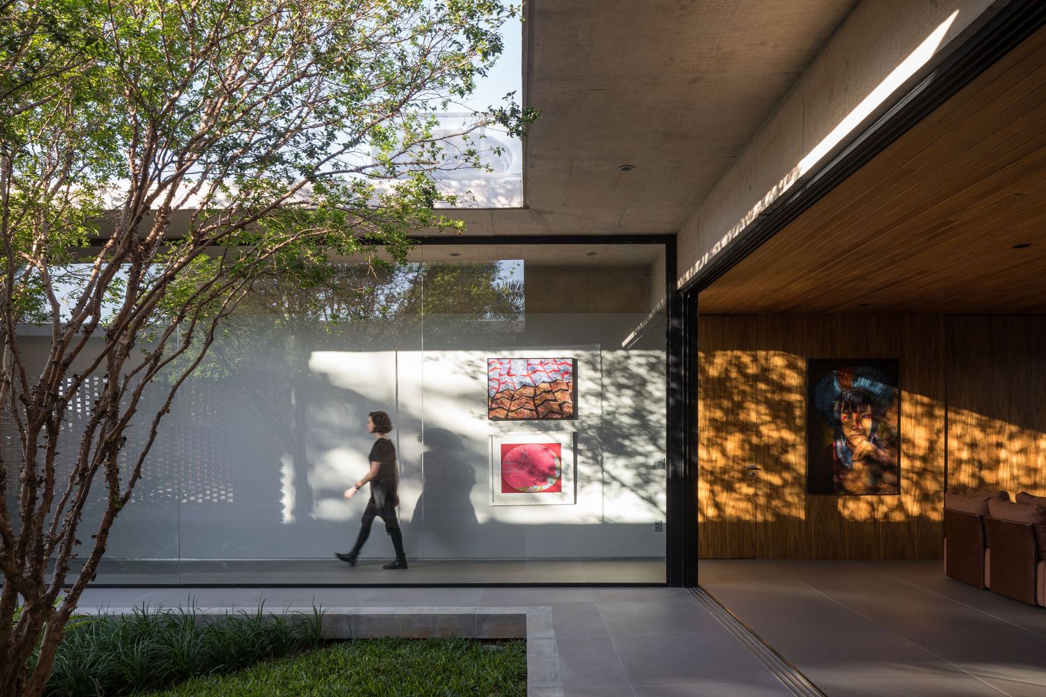 巴西利亚原始的清水混凝土与红砖打造的别墅