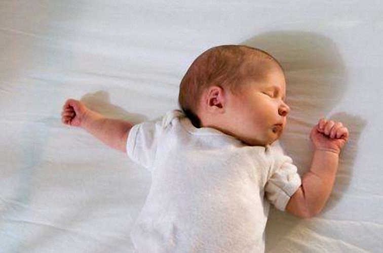 婴儿晚上入睡难要折腾一个多小时,如何让小婴儿早睡觉