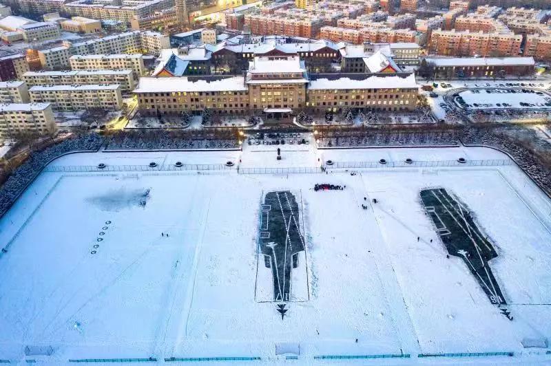 高校雪地双航母,哈尔滨一高校操场惊现双航母