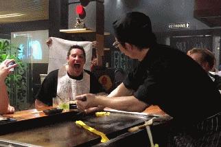 搞笑gif嫂子包饺子,搞笑gif姑娘你这次真的是玩过头了