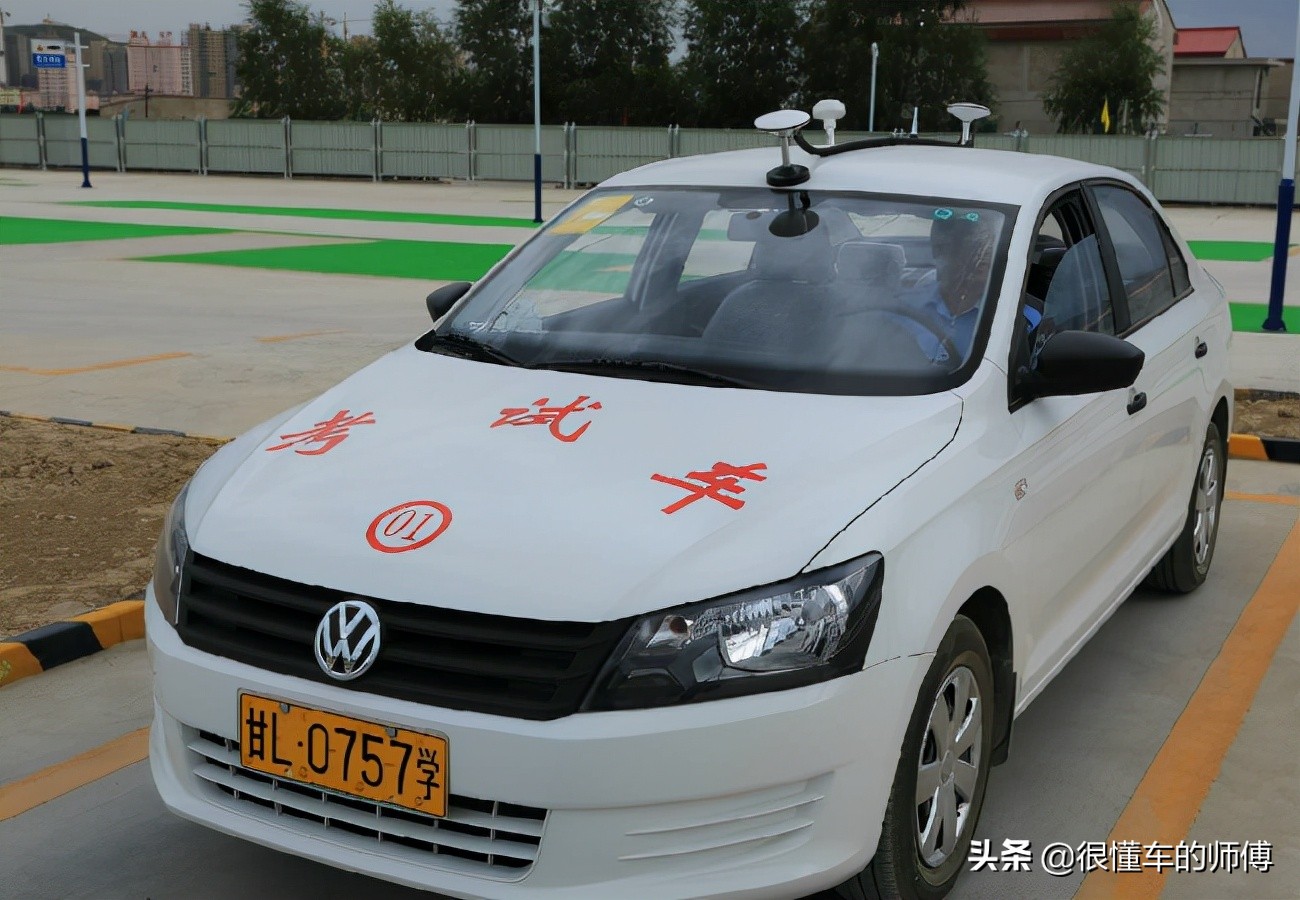 科二倒车入库怎样知道方向打早了,科二右倒车入库打早打晚怎样修正