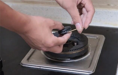 燃气灶难打火原因和处理方法,新燃气灶火焰变红怎么解决