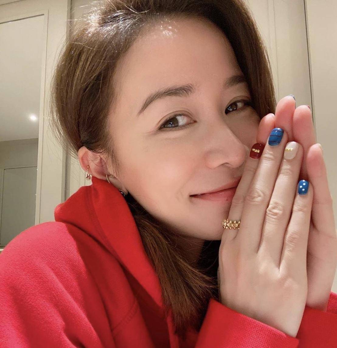 今年最流行新年的美甲,新年装扮女明星