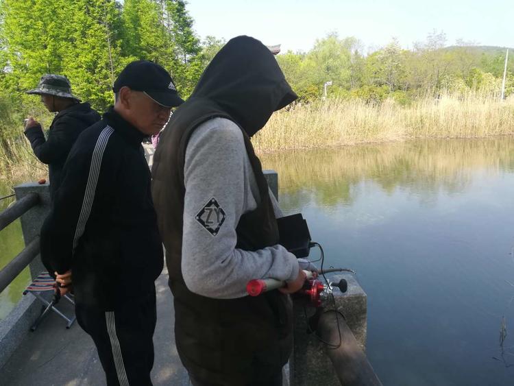 大快人心，“可视锚鱼”的*力暴**捕鱼方式，在长江被捕