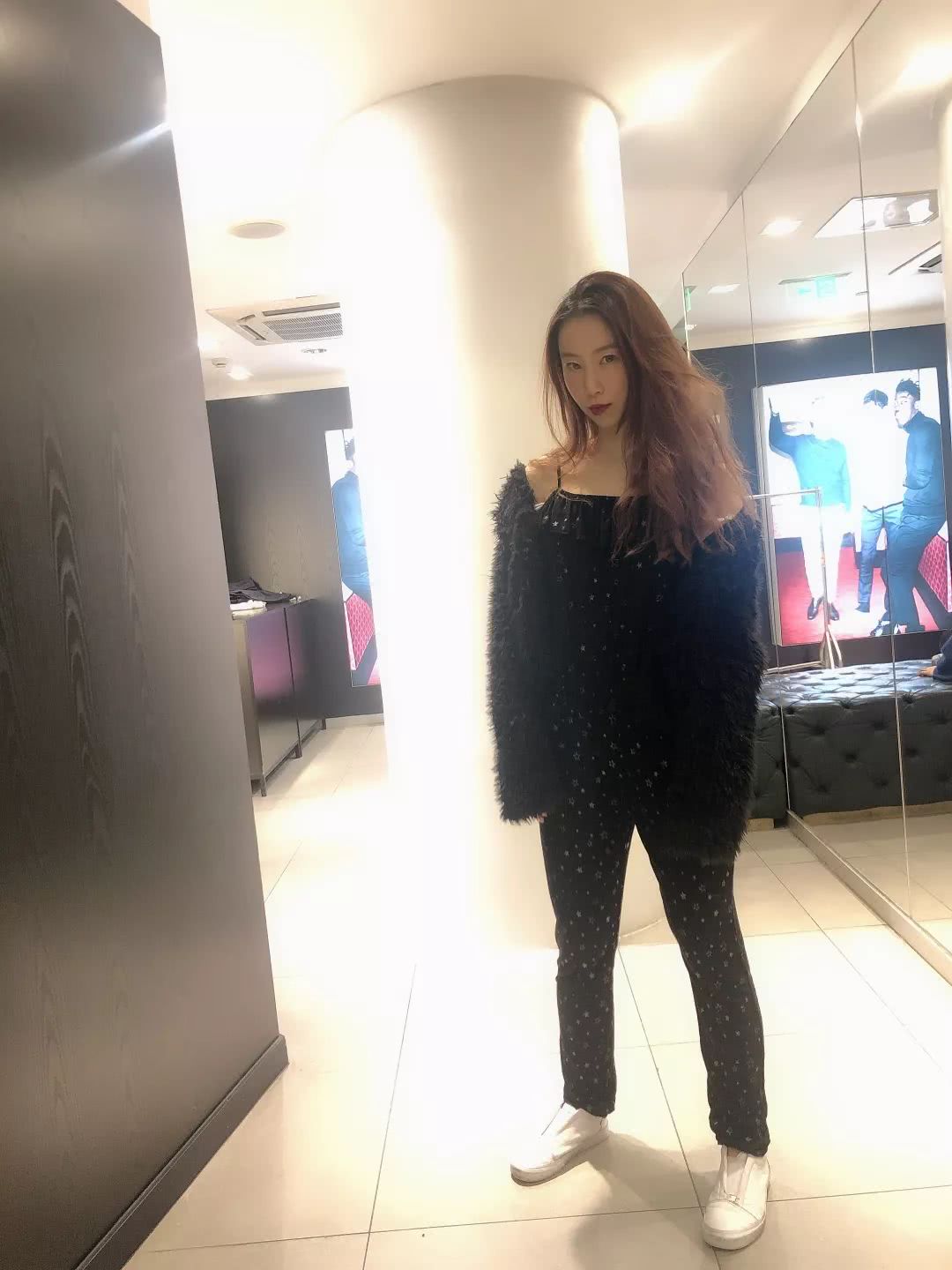 我带身高155的同事来到童装部,结果她逛疯了……