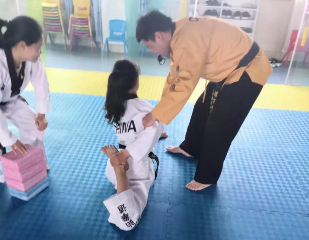 花式压腿训练,老师压腿训练